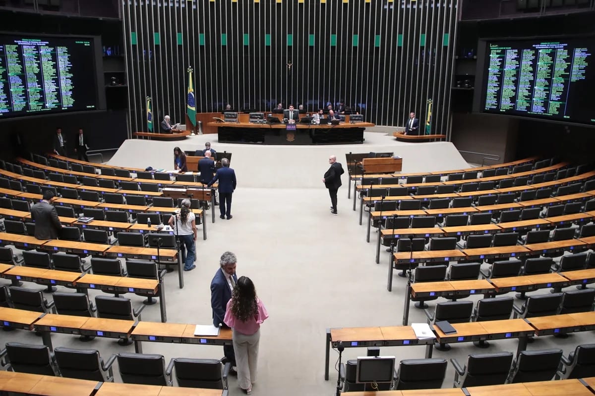 Câmara aprova porte de arma para oficiais de Justiça (PL 5.415/2005)
