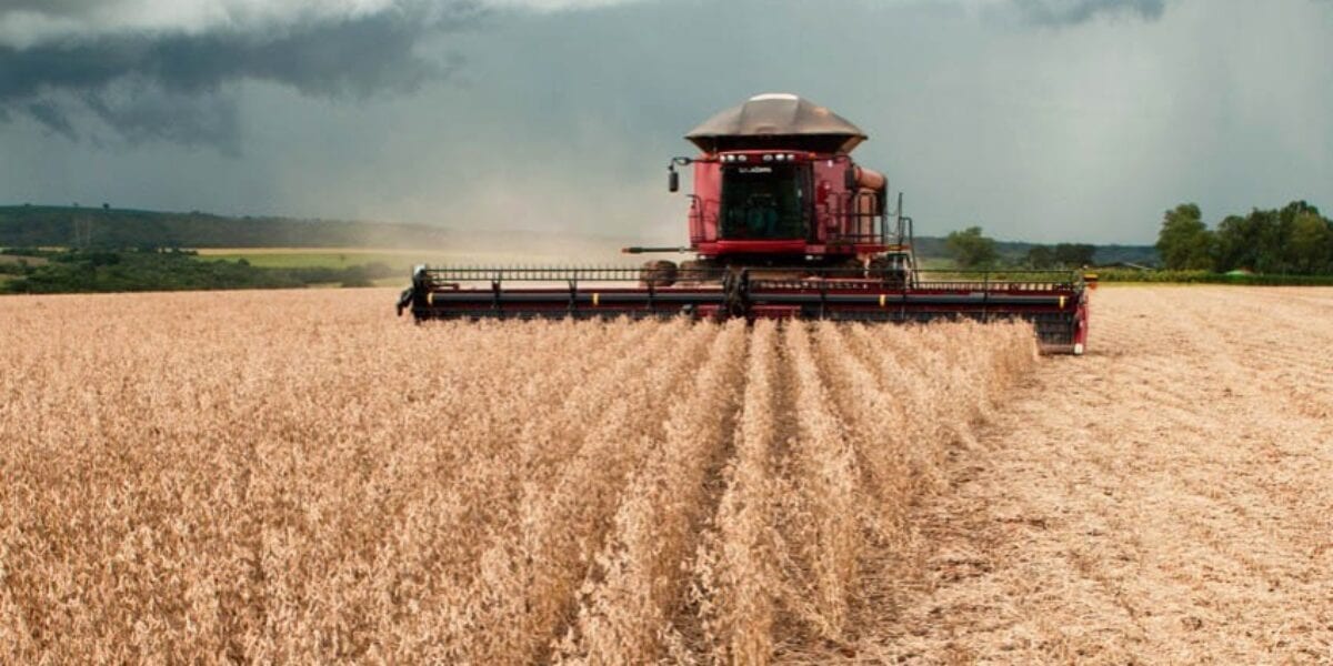 No campo, o atendimento ainda toca o telefone