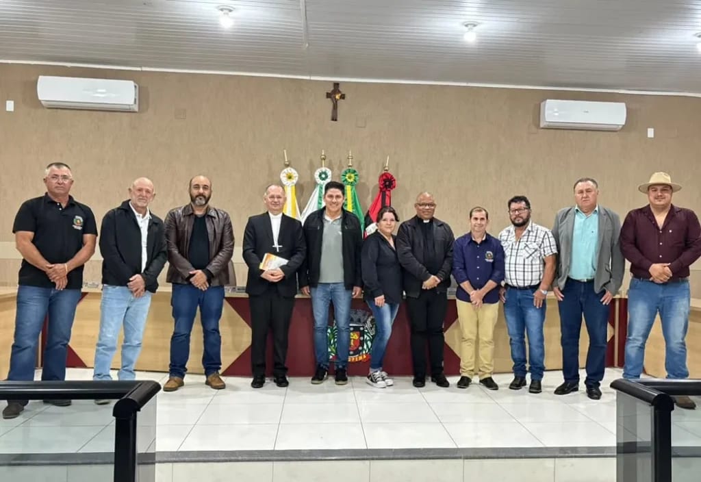 Câmara de Sapopema recebe Bispo Dom Marcos e Padre Ivair em sessão