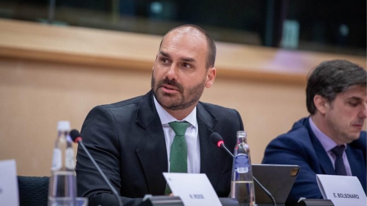 Eduardo Bolsonaro nega suposta fuga de Flávio e ironiza: ‘Elon Musk mandou um foguete’