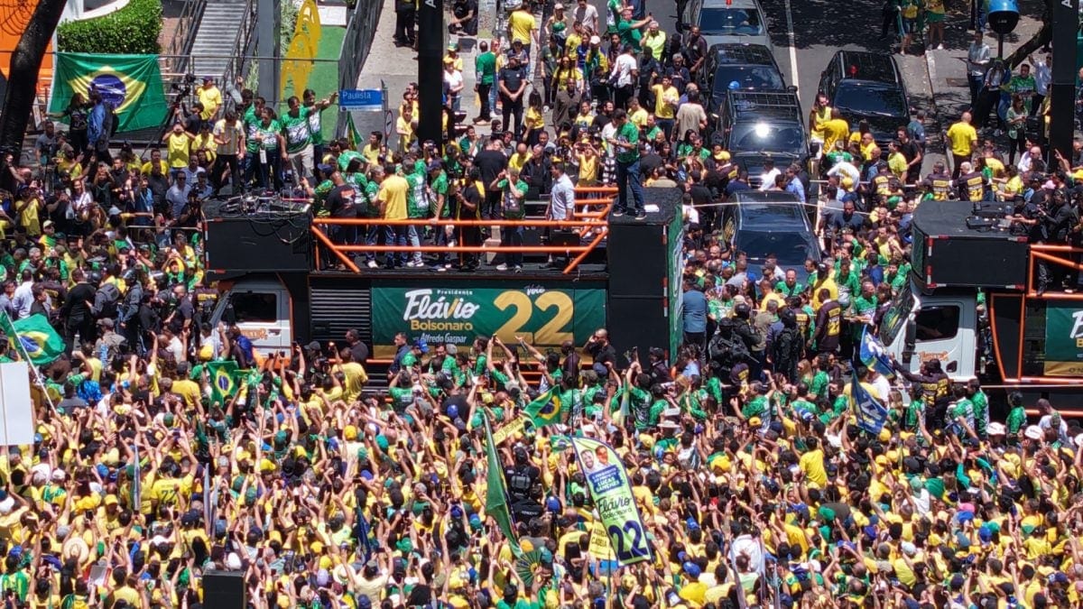 Ato de Flávio Bolsonaro na Paulista reuniu 76.200 pessoas, a uma semana do 2º turno