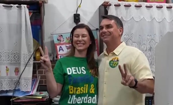 Flávio Bolsonaro vota no Rio de Janeiro e destaca importância da eleição