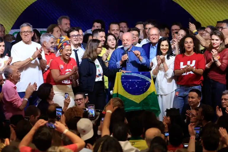 “Essa eleição foi uma derrota do negacionismo, da mentira”, diz Lula no primeiro discurso após vitória