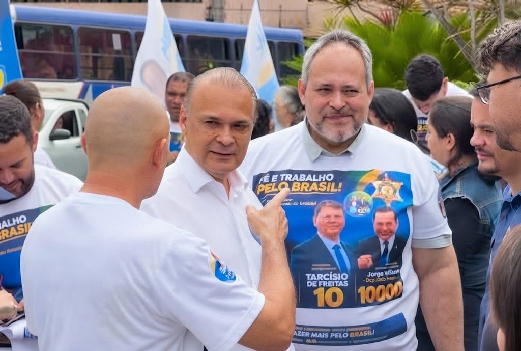 Roberto de Lucena faz caminhada em Santa Isabel