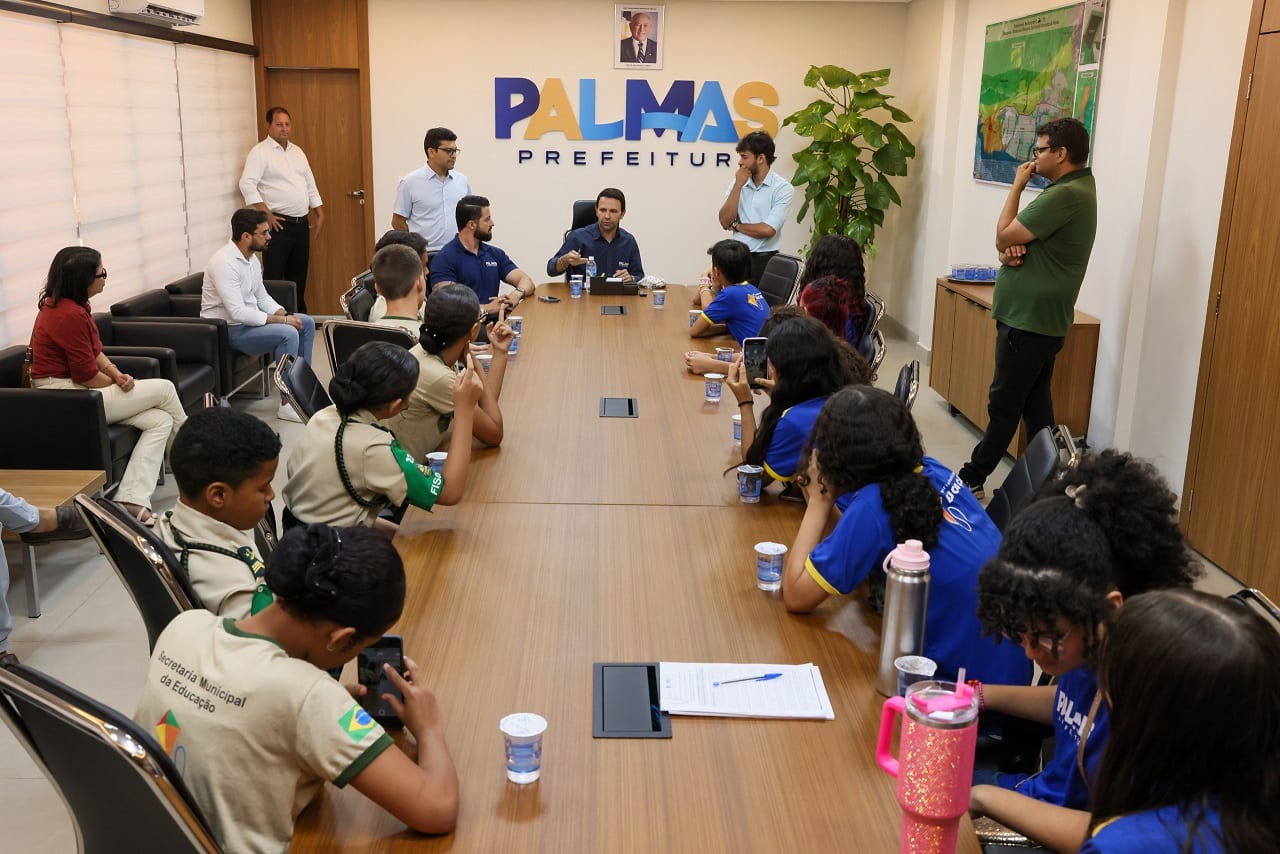 Dupla de escolas leva cerca de 20 lideranças ao Paço de Palmas em imersão
