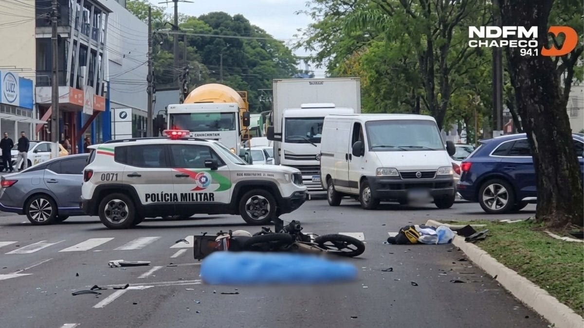 Entregador de 42 anos morre após colisão entre motocicleta e carro em avenida de Chapecó