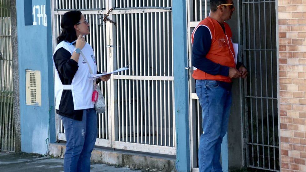 Prefeitura de Praia Grande faz cadastro social e limpa áreas no bairro Ribeirópolis