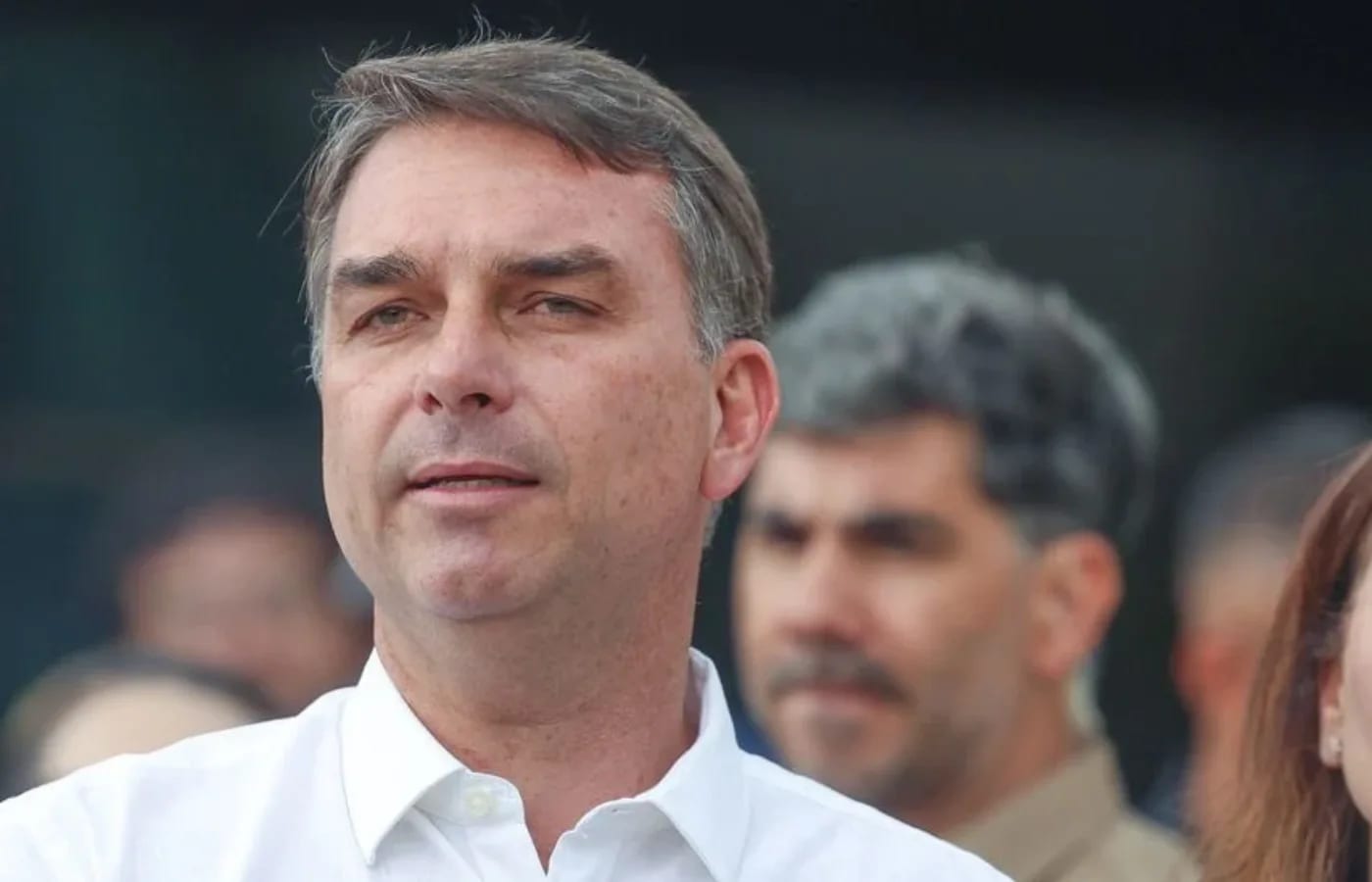 Flávio Bolsonaro pede prorrogação do horário de votação em MG e RS