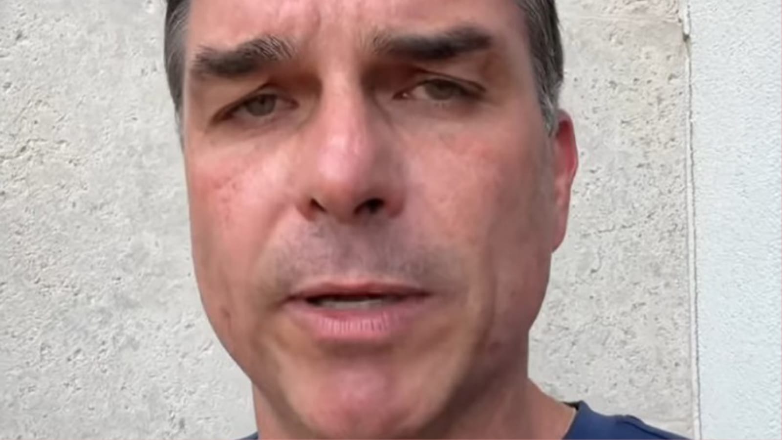 Existe uma ironia quase bíblica nessa história de Flávio Bolsonaro deixar o Brasil rumo aos Estados Unidos