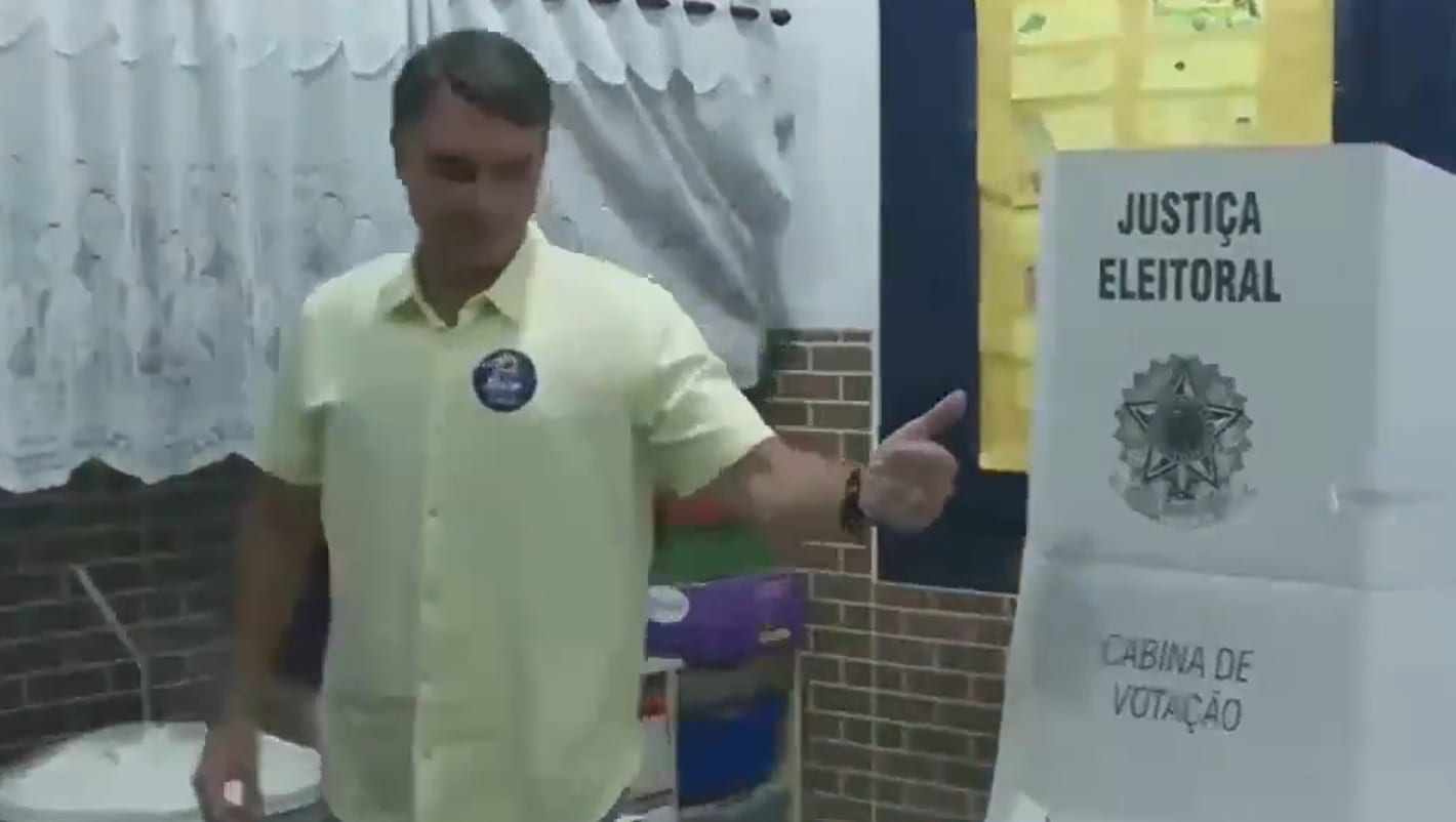 Confira momento em que Flávio Bolsonaro vota no Rio de Janeiro; candidato vai a Brasília acompanhar a apuração