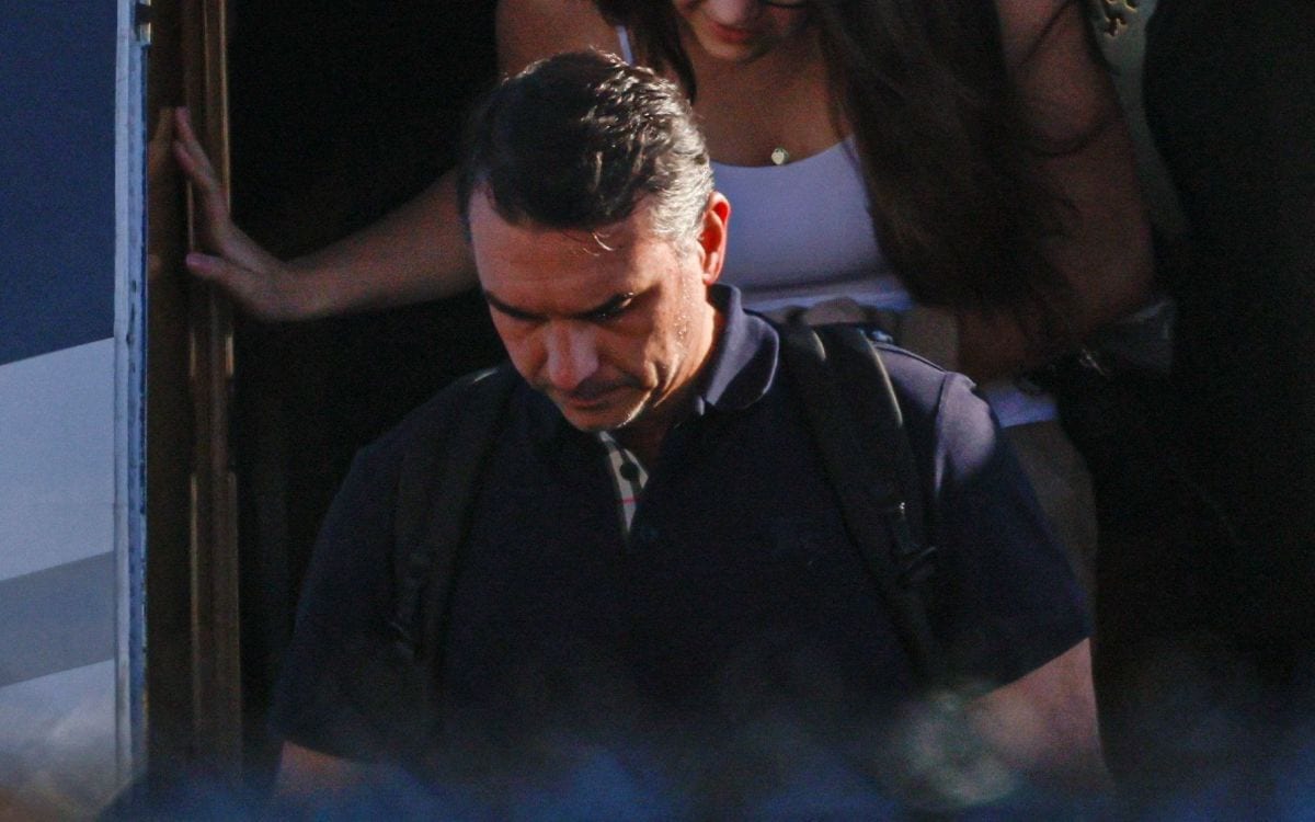 Entenda por que Flávio Bolsonaro não é considerado foragido