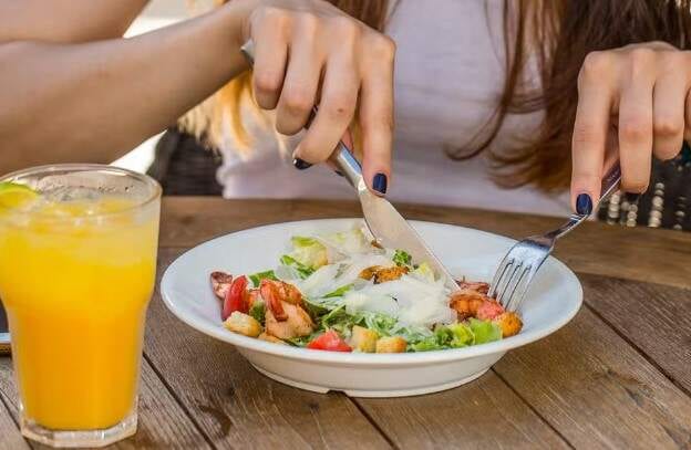 Vale-refeição cobre só nove almoços por mês; falta ~R$ 400