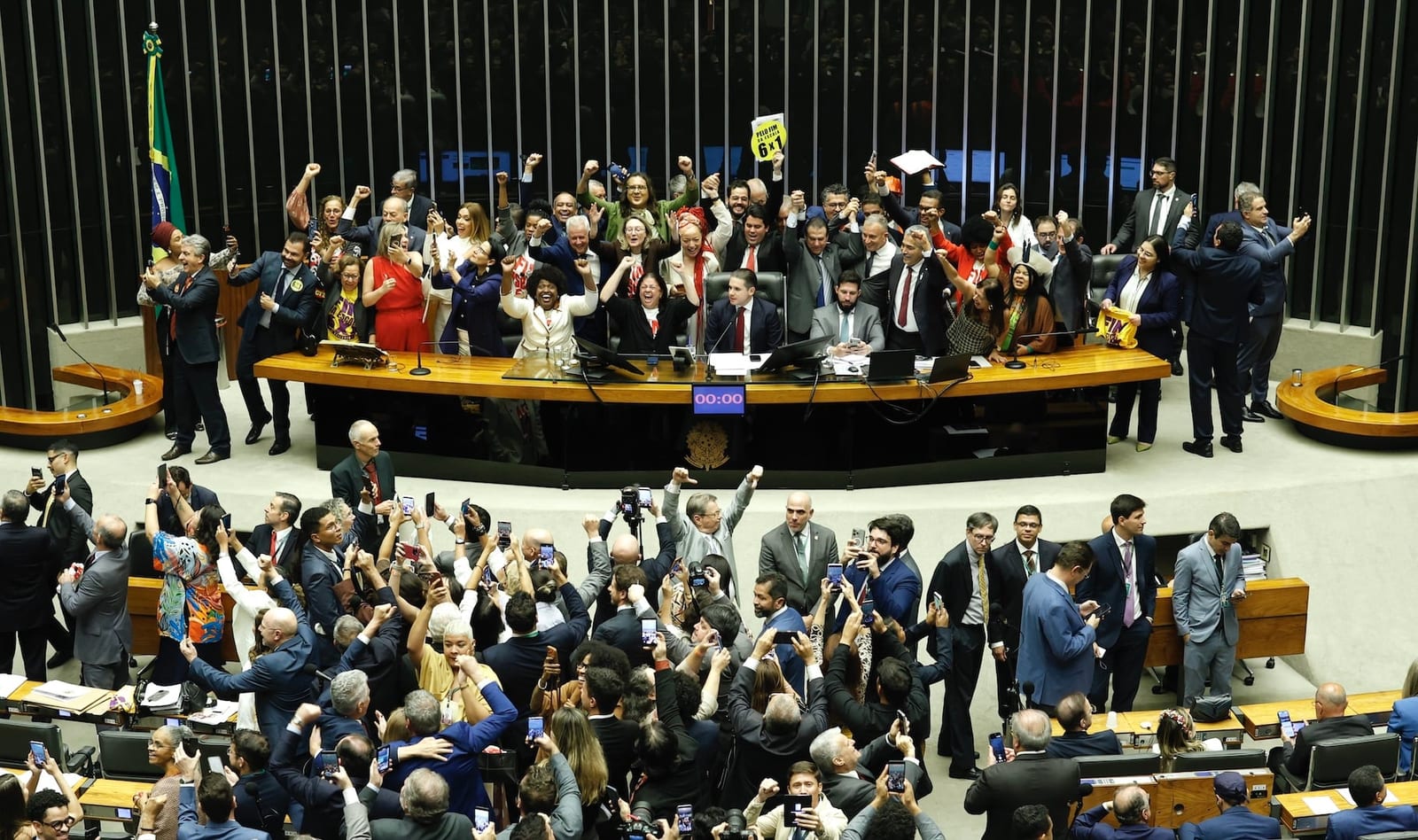 Lula critica Flávio em vídeo sobre 6 X 1 narrado por Wagner Moura