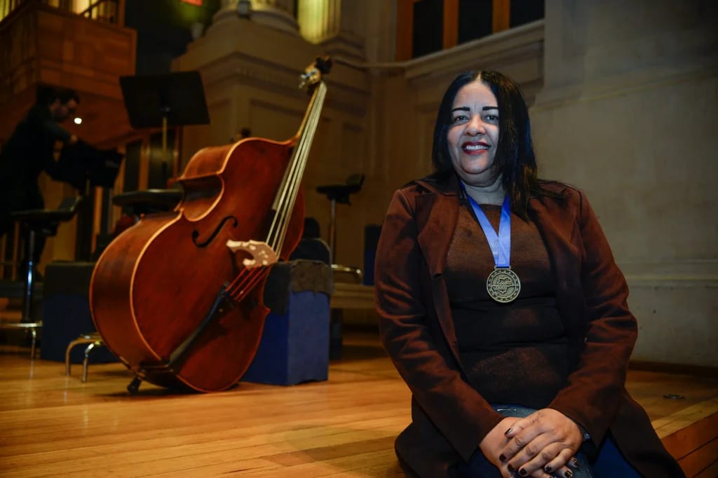 Professora de Ribeirão Preto recebe premiação estadual e se emociona ao lembrar de aluna da EJA aprovada no vestibular