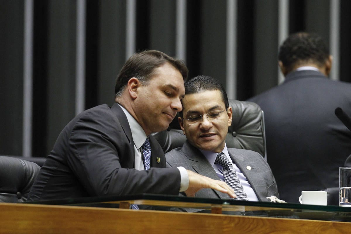 Republicanos oficializa apoio a Flávio Bolsonaro no segundo turno da eleição presidencial