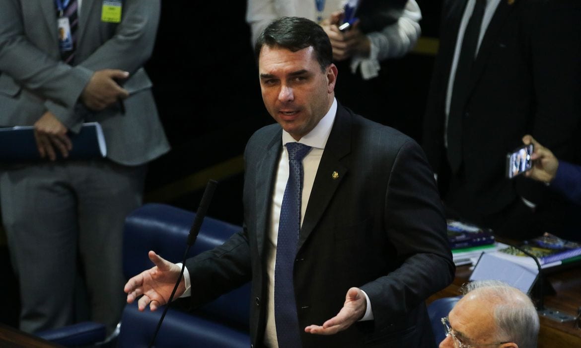 Flávio Bolsonaro propõe flexibilização da jornada em meio a debate sobre escala 6×1