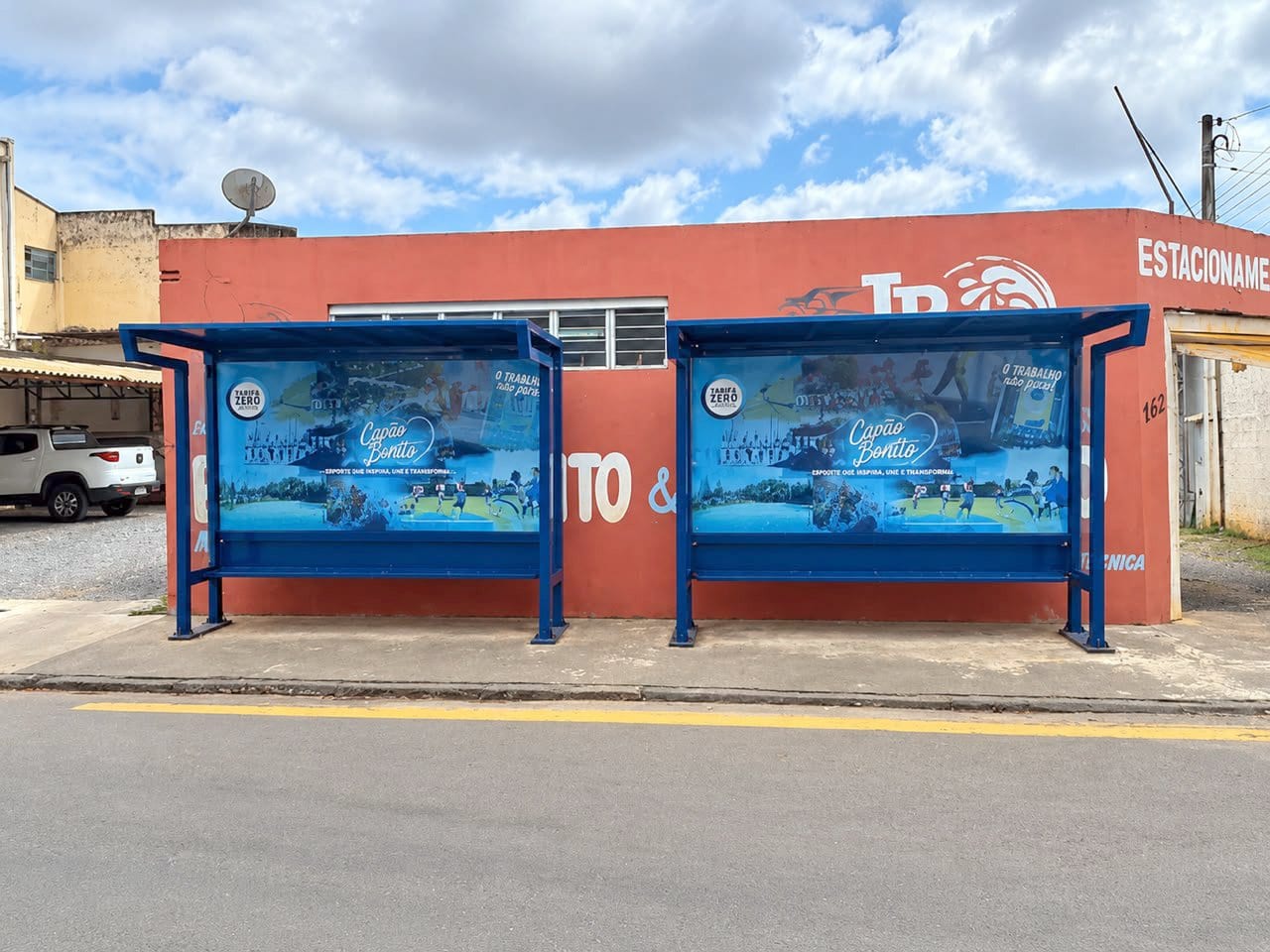 Prefeitura de Capão Bonito amplia instalação de guaritas de ônibus fabricadas por servidores municipais