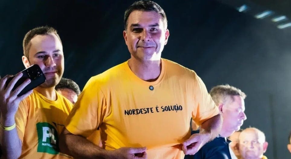 Justiça Eleitoral proibe propaganda do PT sobre ‘experiência profissional’ de Flávio Bolsonaro