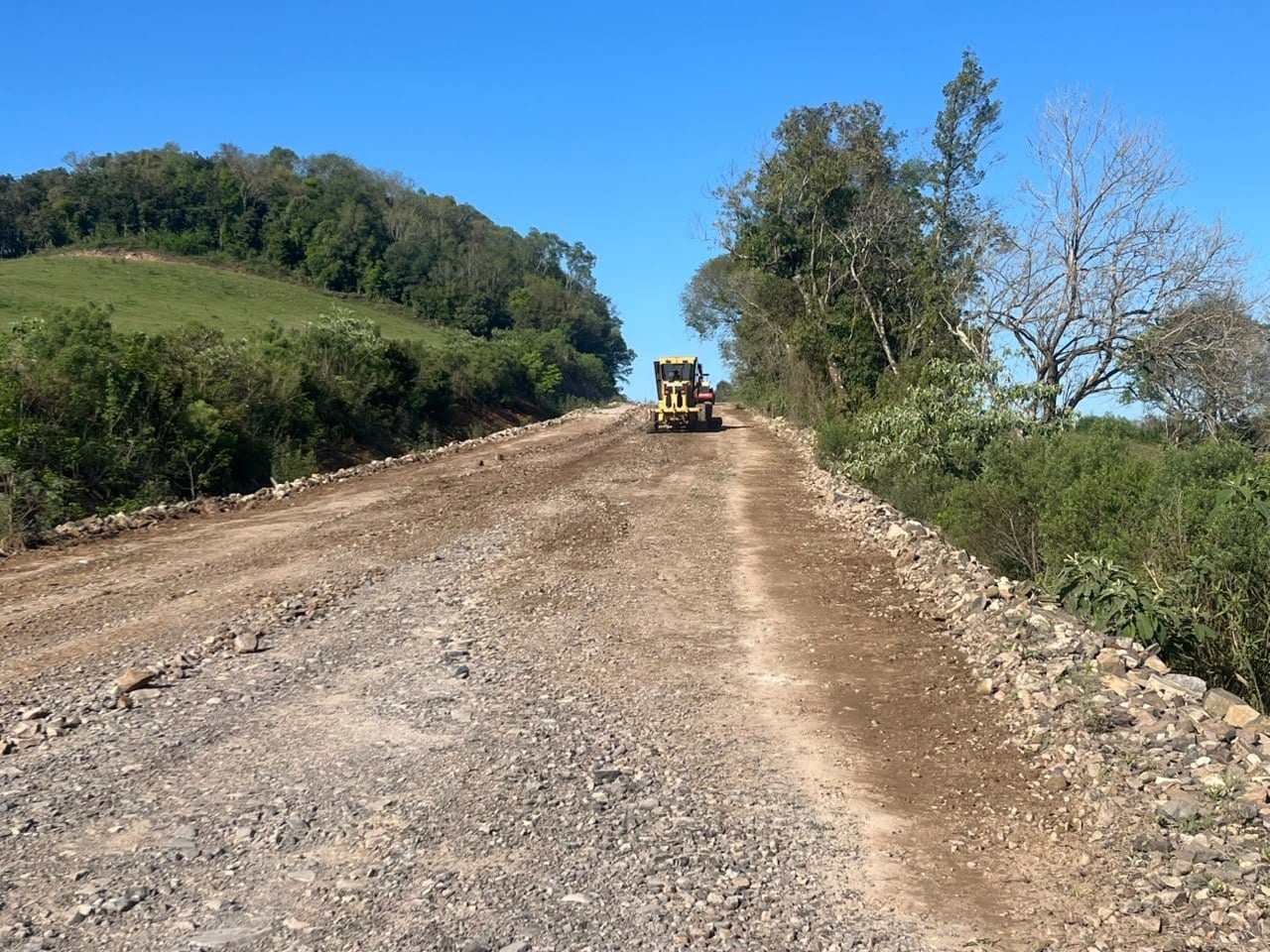 Prefeitura de Lagoão e empresa recuperam trecho da ERS-347 em estrada de chão