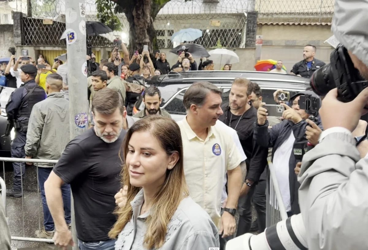 Flávio Bolsonaro vota no Rio e pede que eleitores compareçam às urnas: “Chegou a hora da mudança de verdade”