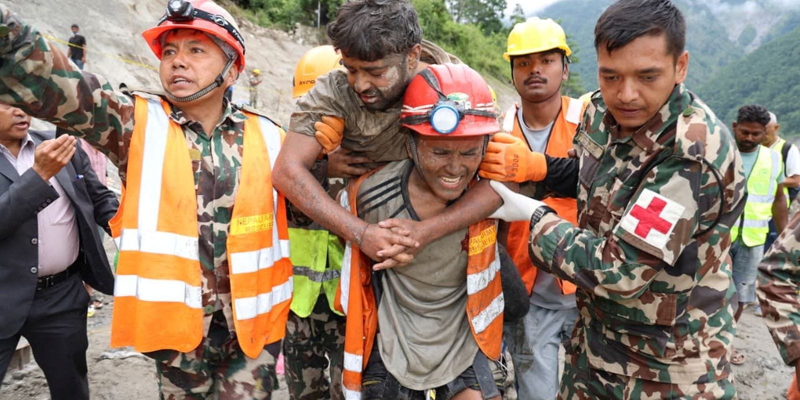 Nove dias após desastre, dois trabalhadores são resgatados no Nepal