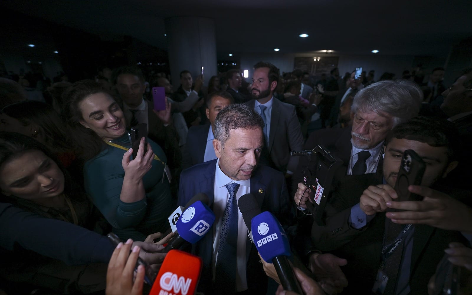 Flávio pousa com passaporte italiano, Marinho diz que não foi consultado e Motta abre a reforma eleitoral