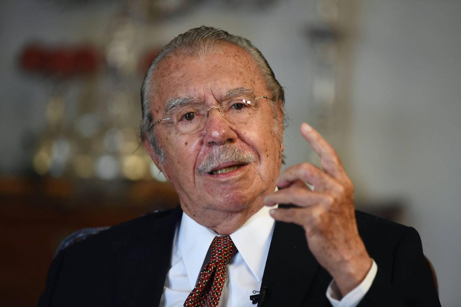 Ex-presidente José Sarney é internado após dores e procedimento abdominal
