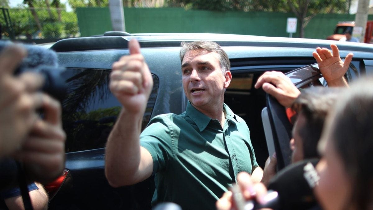 Aliados dizem que Flávio Bolsonaro deixou o país