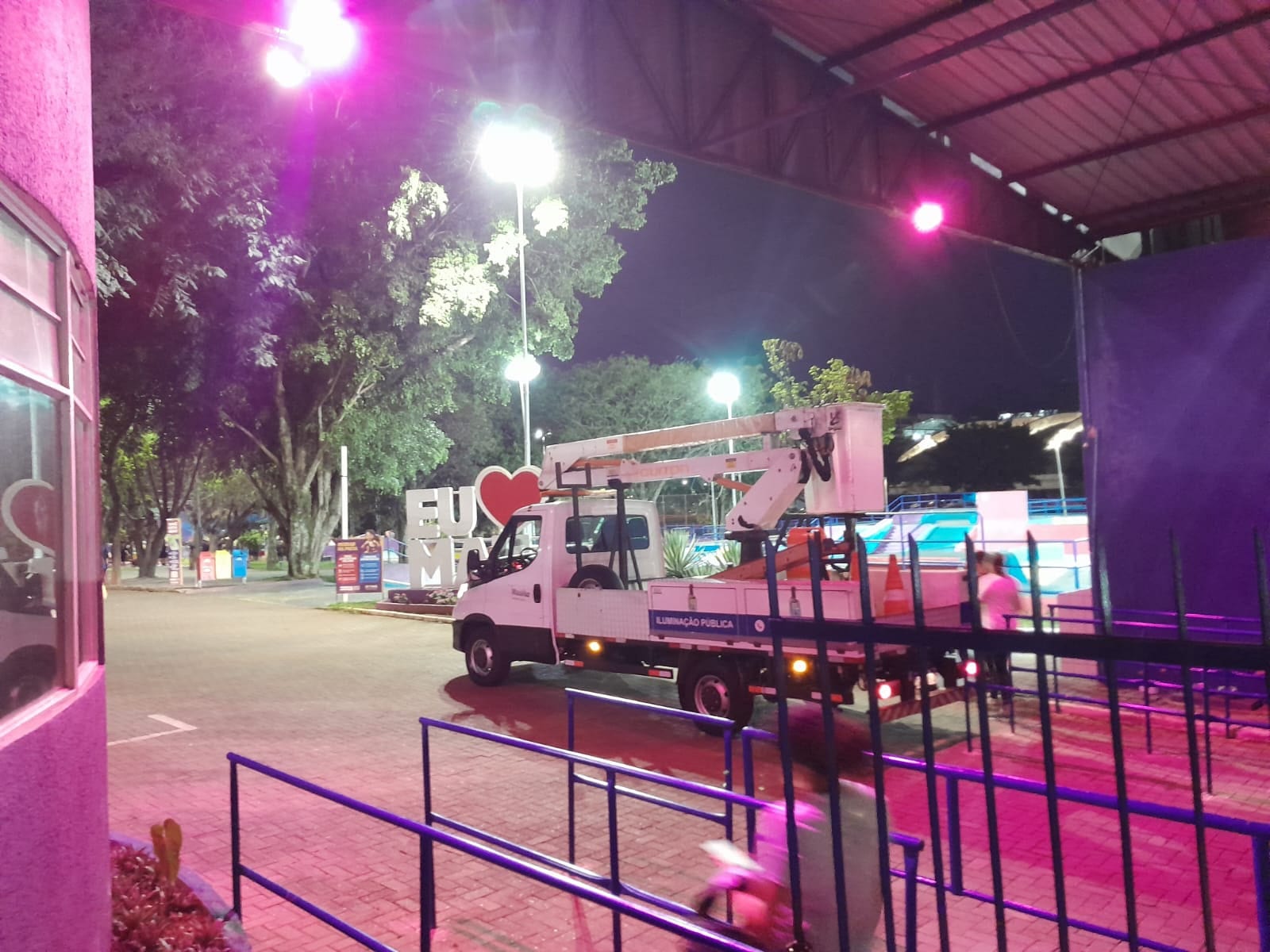 Prefeitura de Mauá ilumina prédios públicos e parques em apoio ao Outubro Rosa
