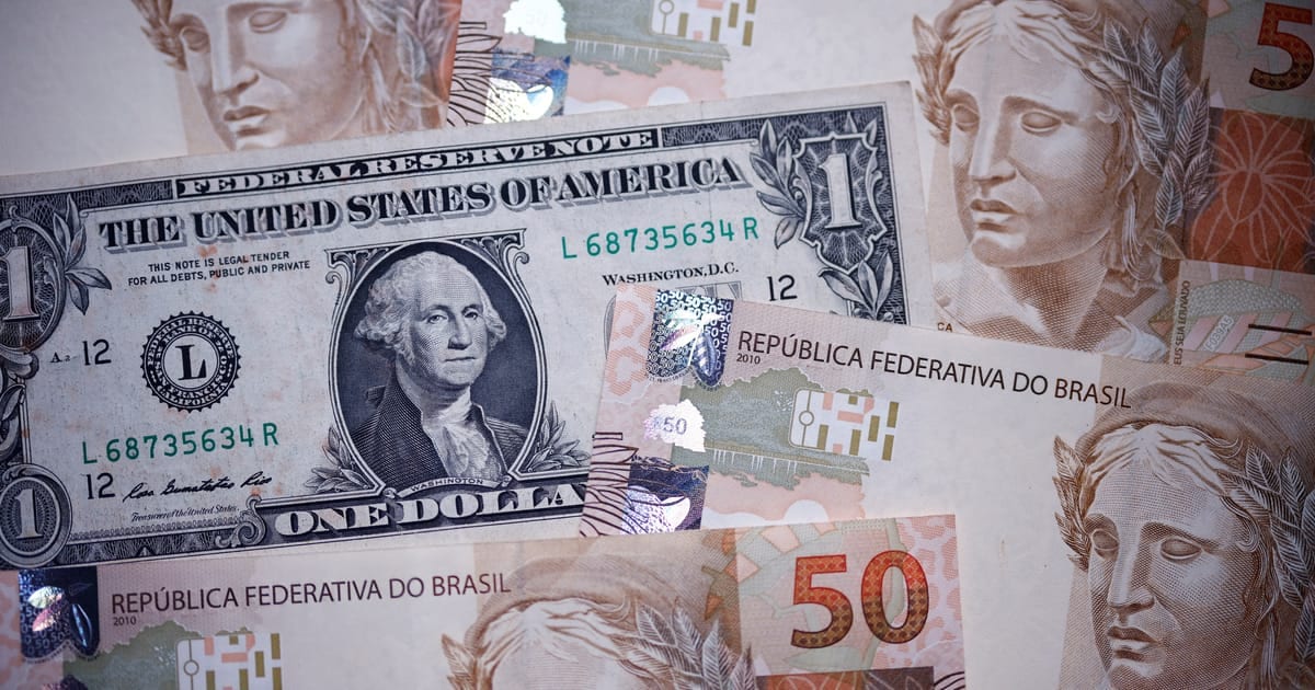 Dólar fecha em alta com pesquisas mostrando empate técnico entre Flávio e Lula