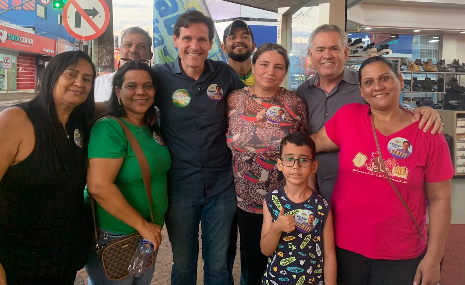 Lissauer Vieira faz caminhada em Jataí e participa de jantar