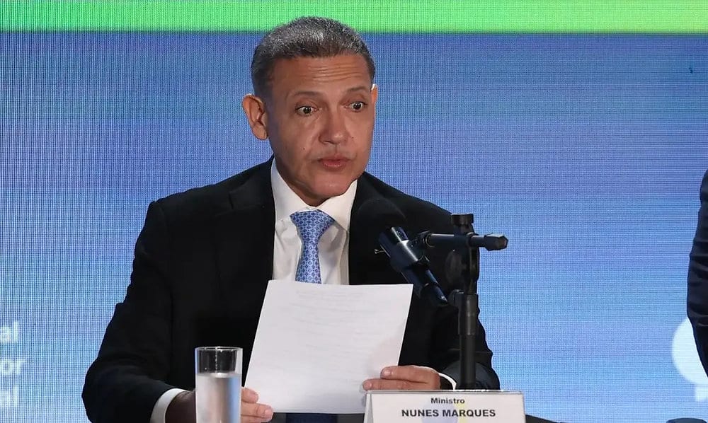 Presidente do TSE deve manter resultado da eleição após anúncio de recurso de Flávio Bolsonaro
