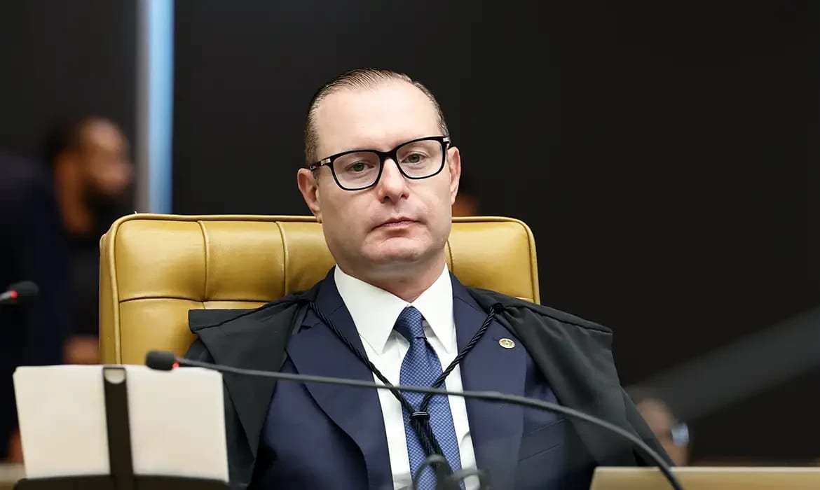 Ministro Zanin manda ampliar horário de votação do 2° turno das eleições ate às 19h após falta de transporte público
