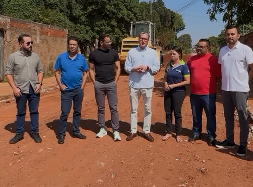 Dr. Lucas acompanha início do asfalto no Setor Queda do Descoberto