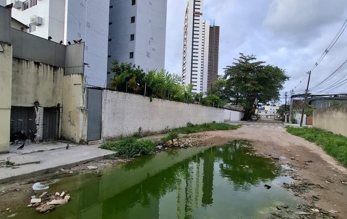 Vazamento de esgoto cria lamaçal na Rua Capitão Araújo Miranda, Iputinga