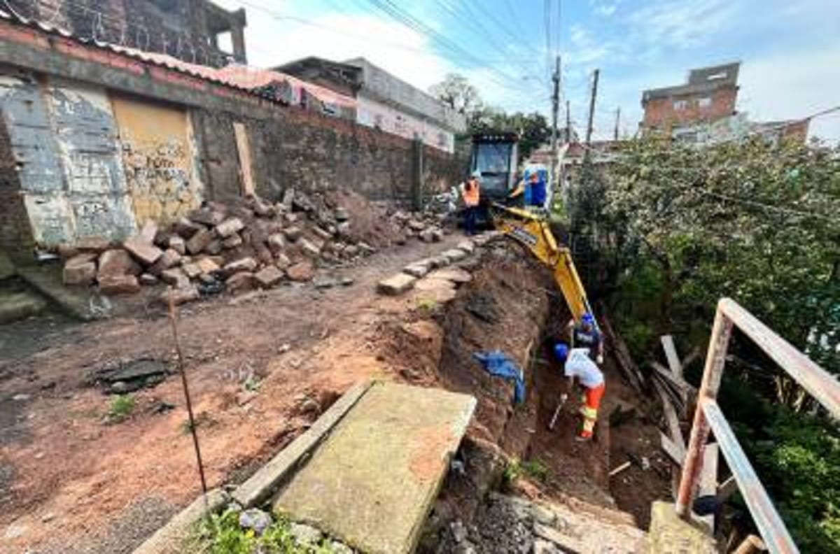 Começam obras de recuperação do muro na rua Planalto, bairro Glória