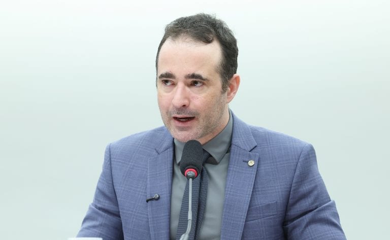 Câmara aprova auxílio de R$ 600 para mães de crianças com deficiência severa