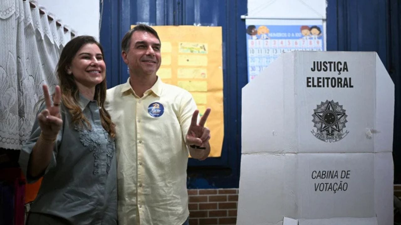 Eleições 2026: Flávio Bolsonaro vota no Rio de Janeiro e demonstra otimismo com resultado do segundo turno