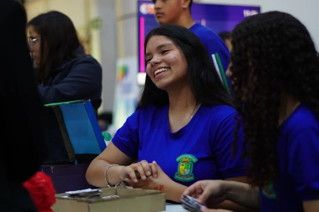 Passo Fundo lança diretrizes para uso responsável da inteligência artificial na educação durante a FEITECH