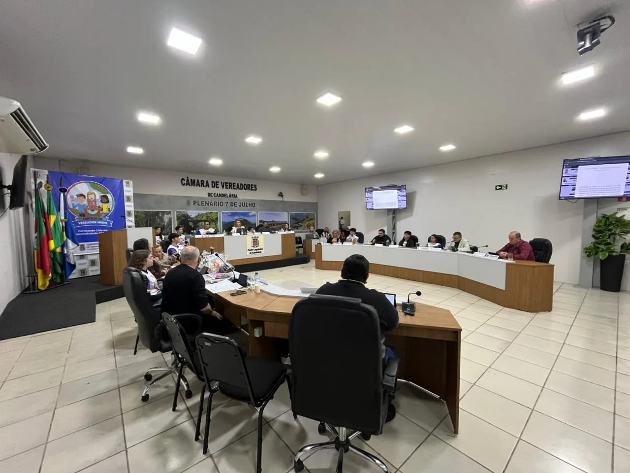 Vereadores derrubam veto do prefeito a projeto sobre comunicação de atos oficiais