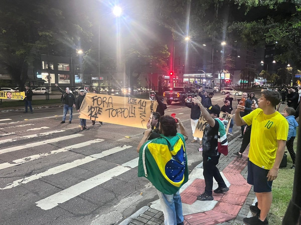 Ato em cidade catarinense cobra impeachment de ministros após TSE travar campanha de Renan Santos