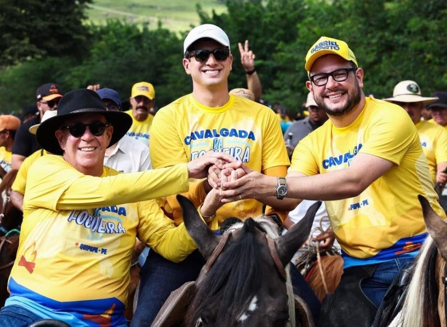 João Campos vai à cavalgada em Quipapá com Álvaro Porto; Marília ausente