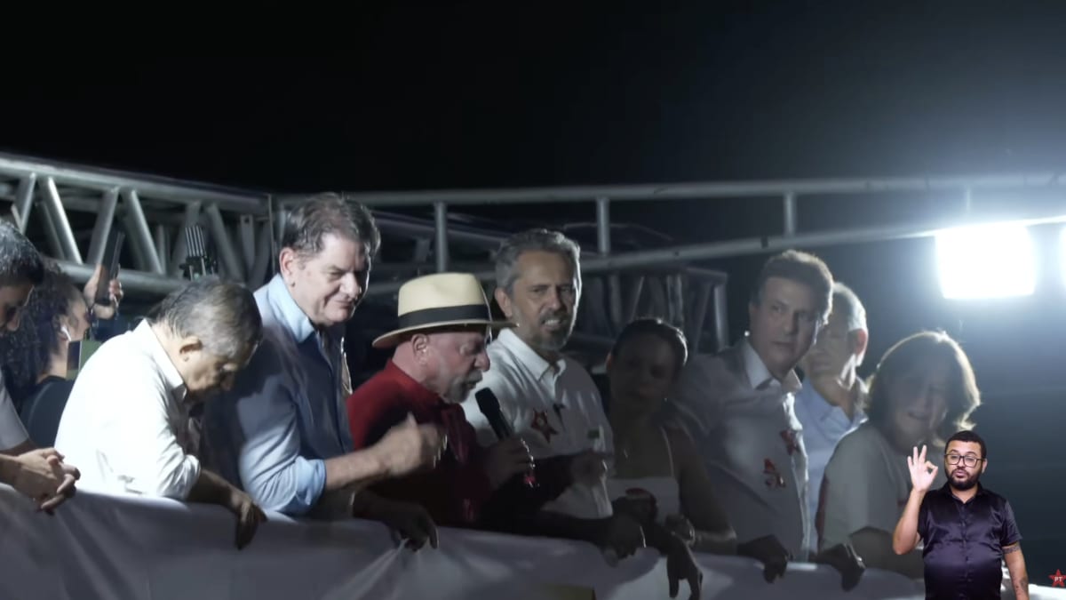 Lula faz ato de campanha ao lado de aliados no Ceará