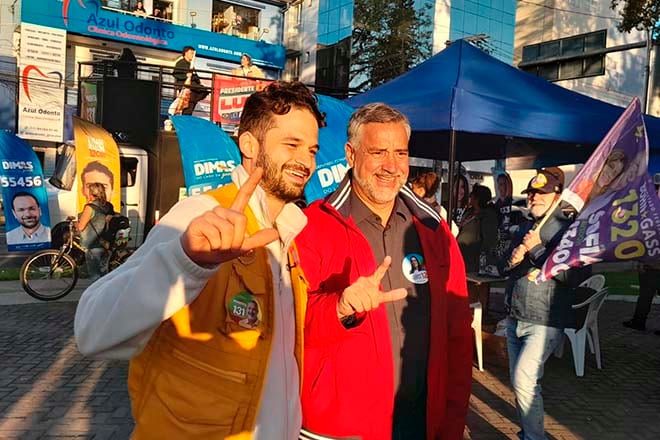 Thiago De Leon finalmente “fez o L” em ato na Praça Leonel de Moura Brizola