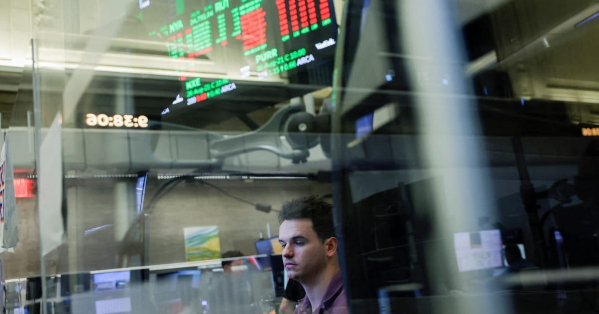 Wall Street fecha em baixa, encerrando semana volátil
