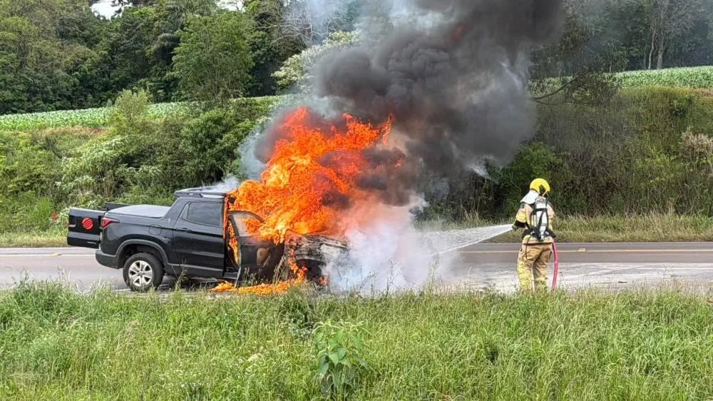 Caminhonete pega fogo na ERS-223 entre Selbach e Ibirubá; ninguém fica ferido