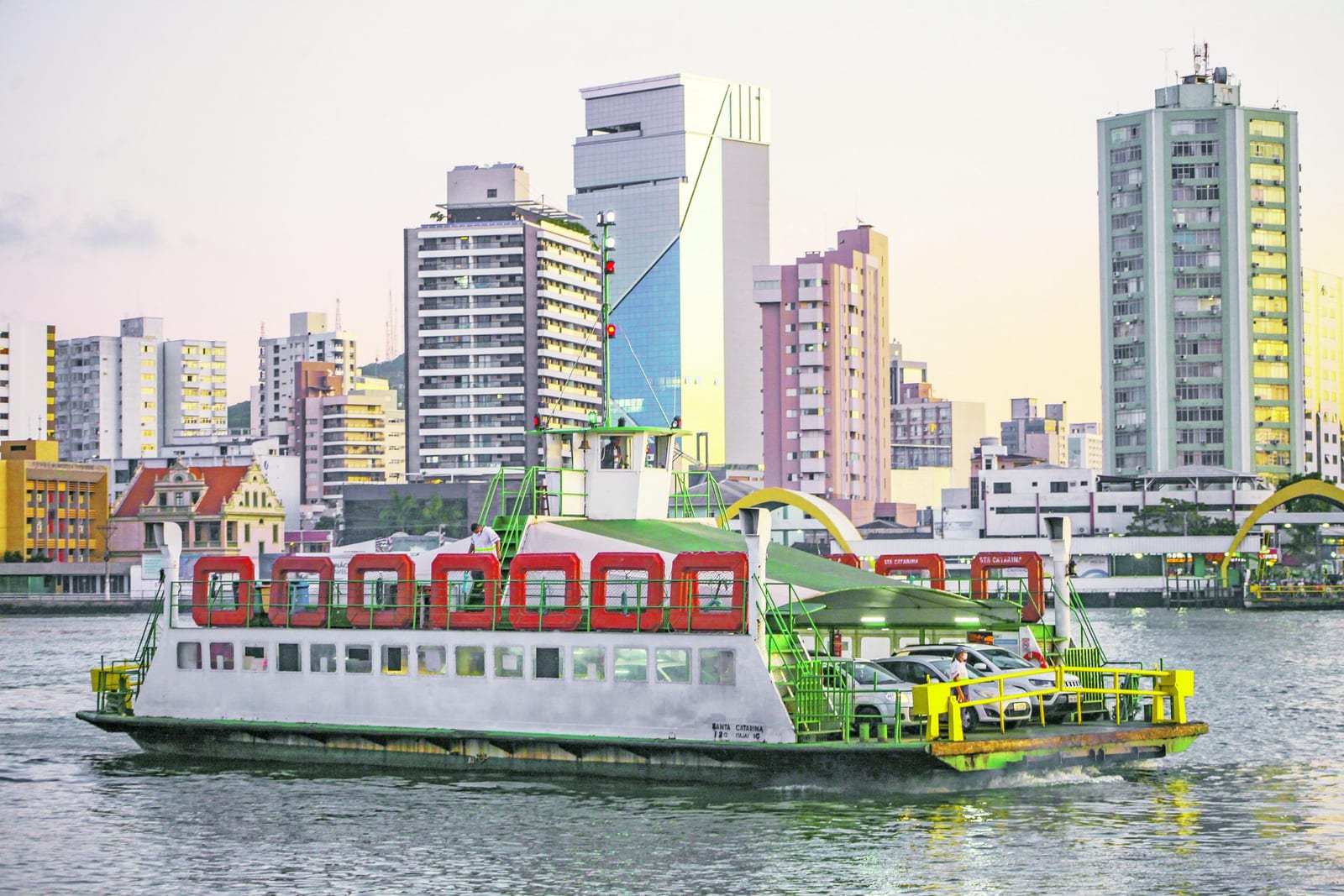 Ferry-boat entre Itajaí e Navegantes terá subsídio de SC para manter passe livre; saiba quem tem direito