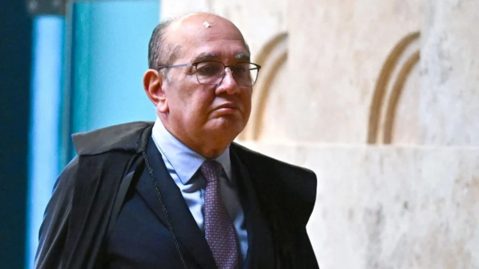 Gilmar Mendes questionado por suposto uso de celular na cabine de votação