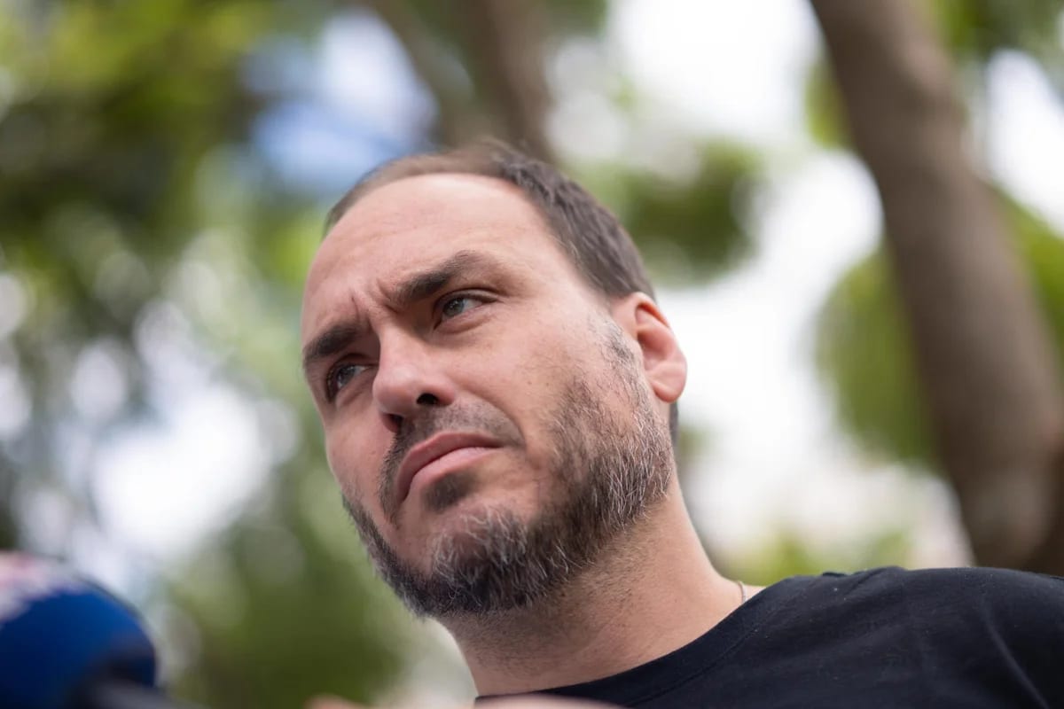 Carlos Bolsonaro omite Jair Renan de 'colinha' de votos em SC