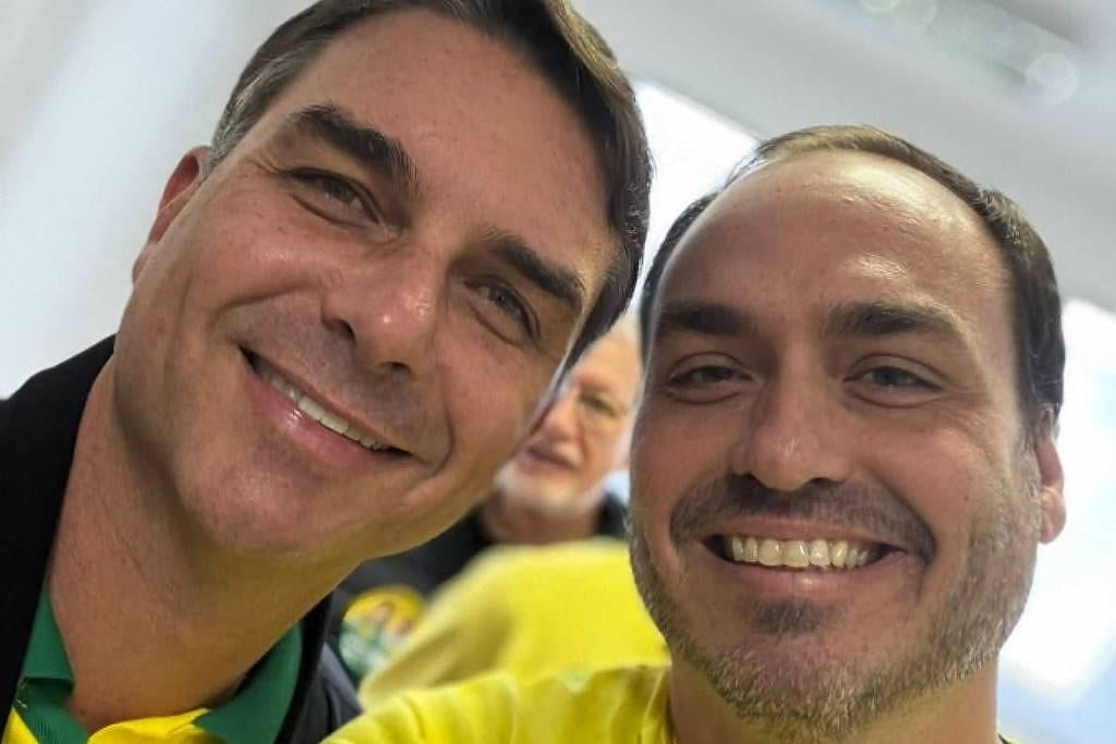 Carlos Bolsonaro faz campanha em SC sem ir a debates